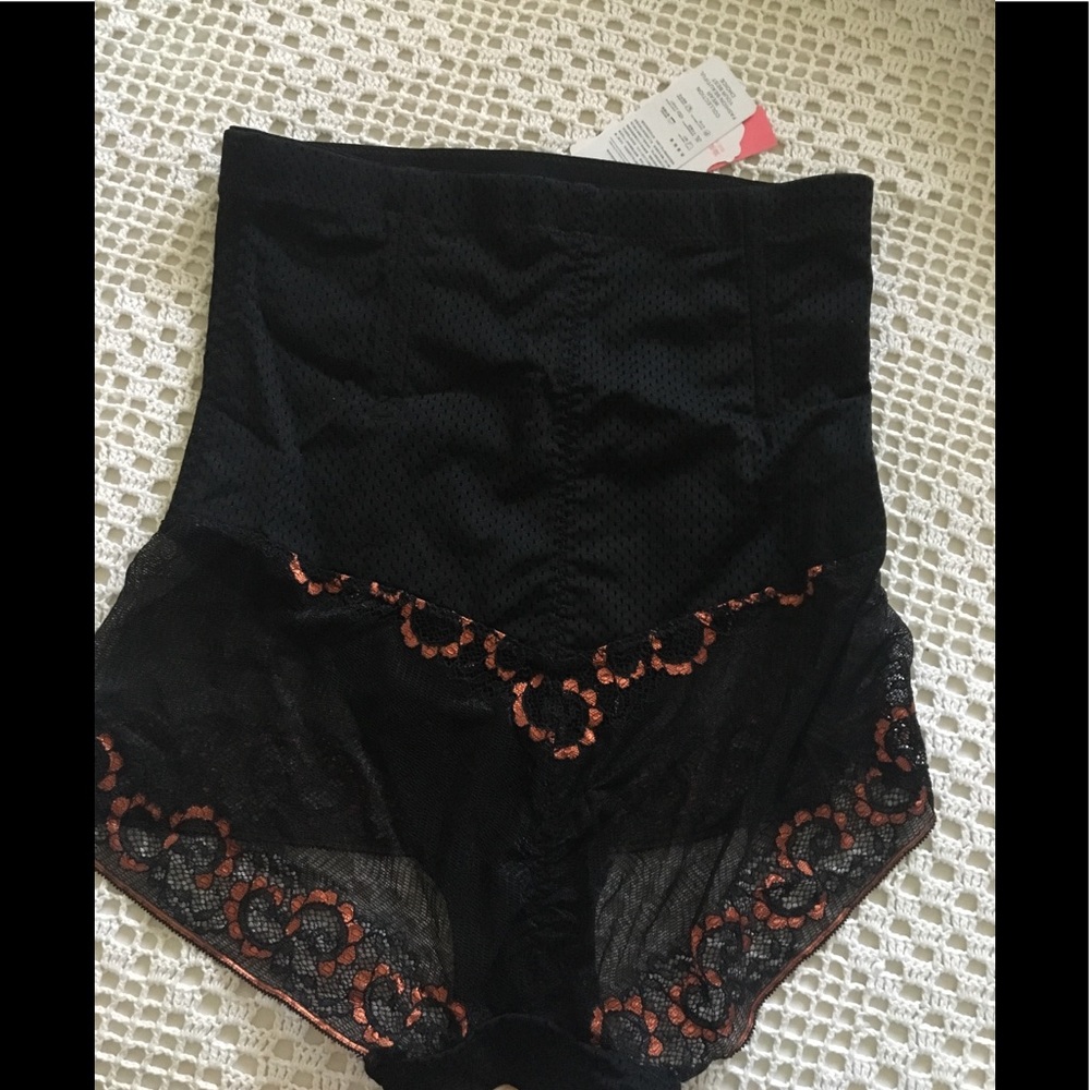Spanks - Picture 3 of 3